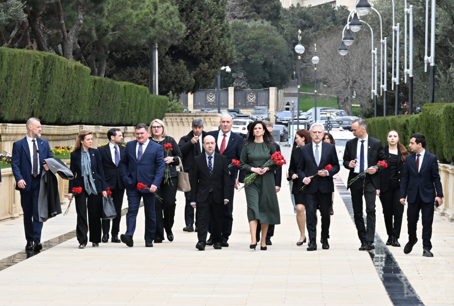 Litva Respublikasının Baş naziri Bakıda şəhidlərin xatirəsini anıb