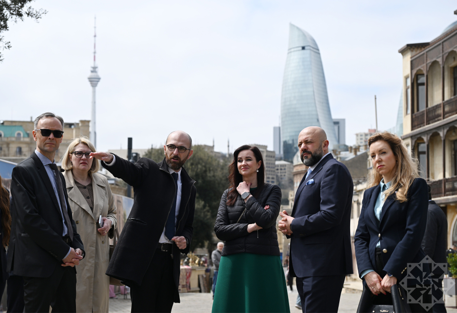 Litvanın Baş naziri İnqa Ruqiniene İçərişəhərlə tanış olub