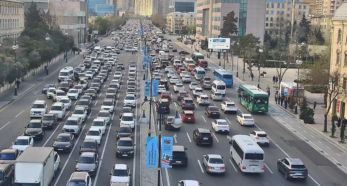 Bir sıra yollarda tıxac müşahidə olunur - SİYAHI
