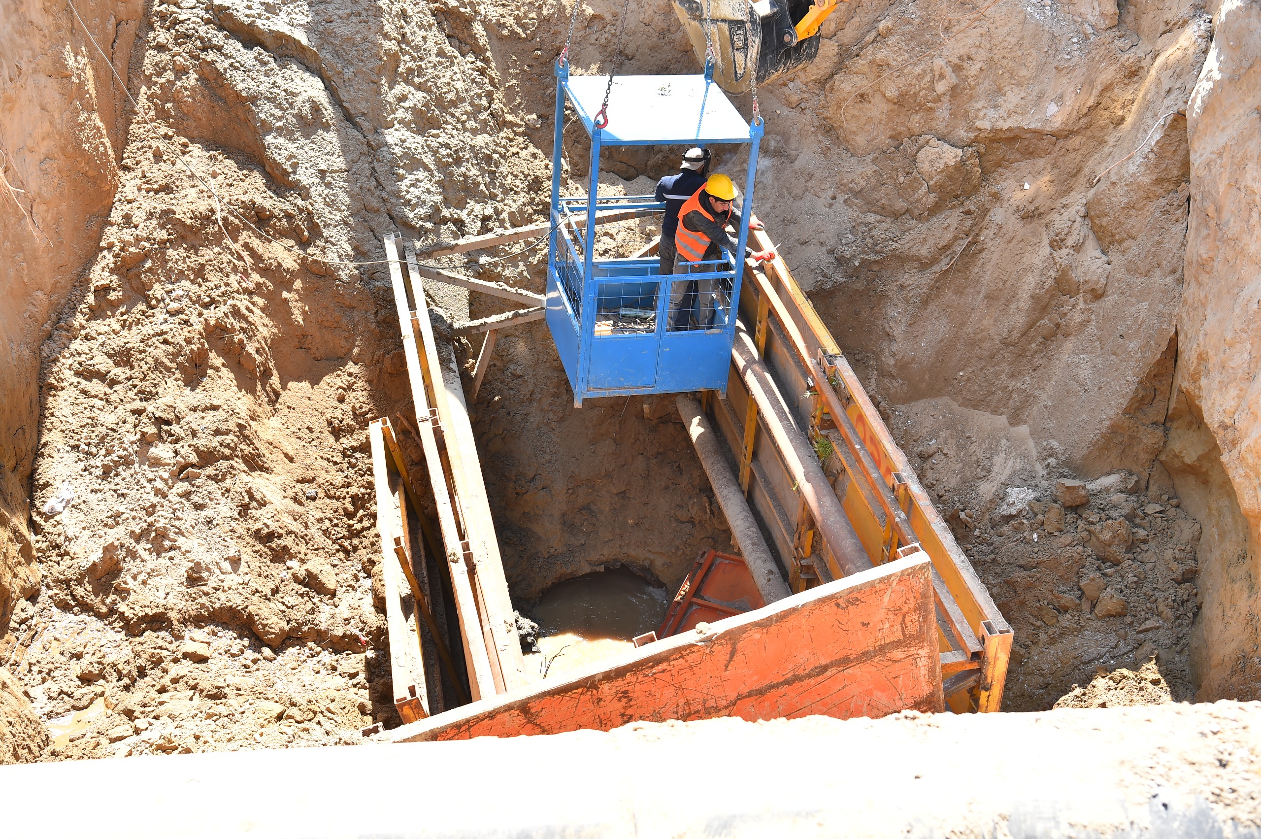 Üzərində evlər tikildiyinə görə çökən kollektorun qəzalı hissəsi dəyişdirilir 