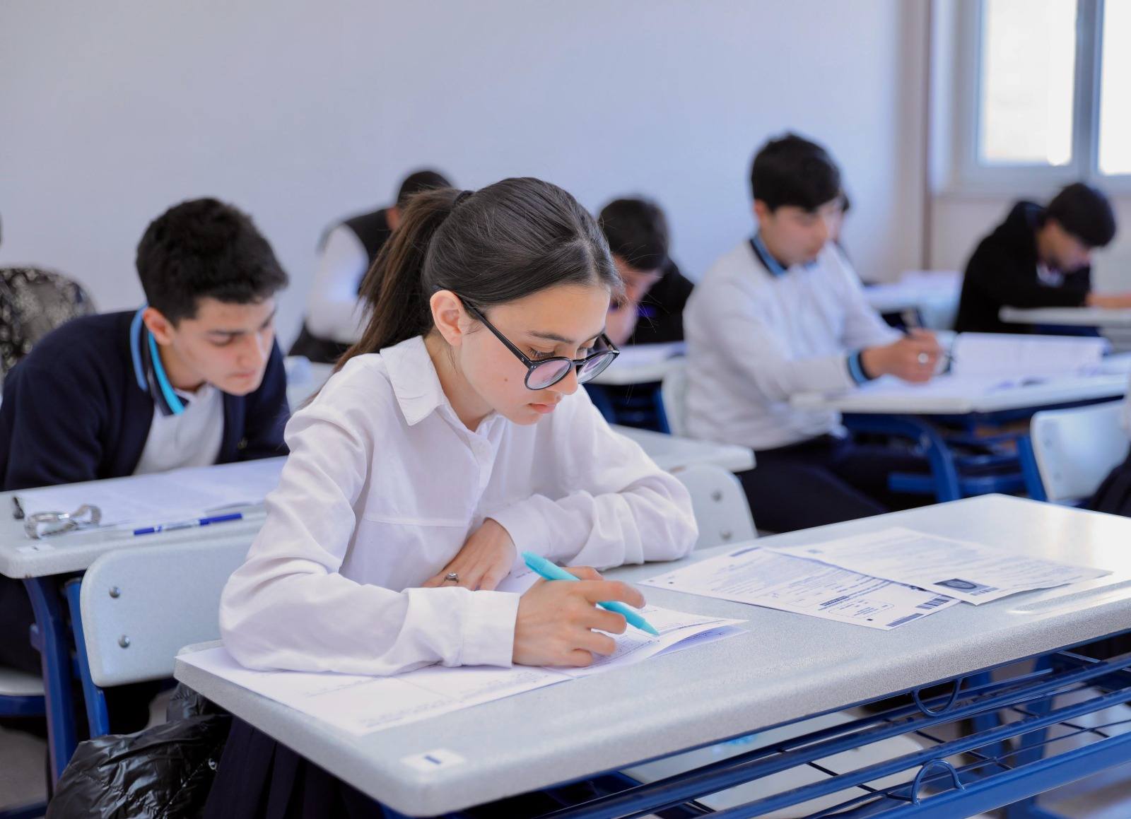 Bu gün 53 minə yaxın şagird buraxılış imtahanı verəcək