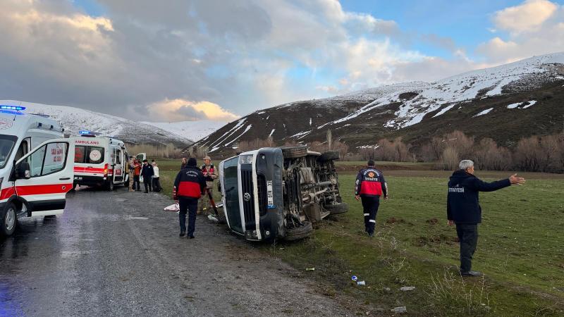 Türkiyədə mikroavtobusun aşması nəticəsində 11 nəfər xəsarət alıb