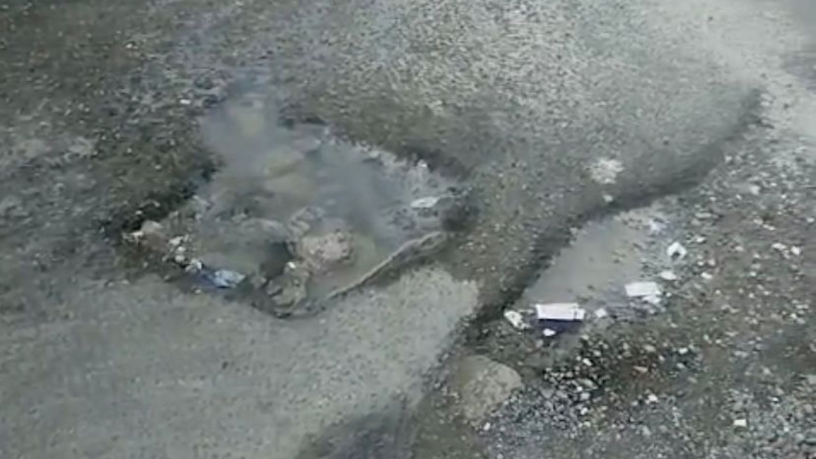 Binəqədidə içməli su yola axır: Sakinlər şikayətçidir