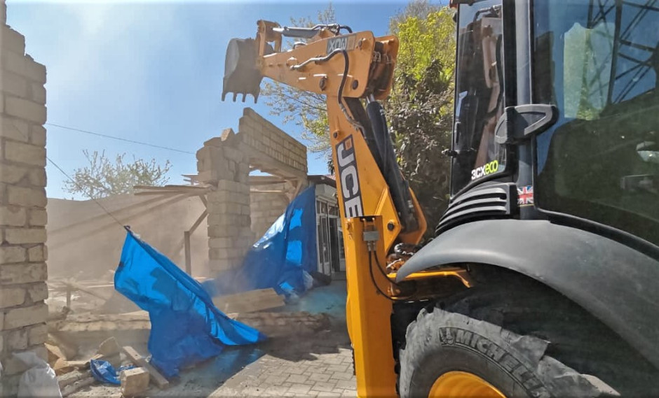 Gəncədə qanunsuz tikili sökülüb