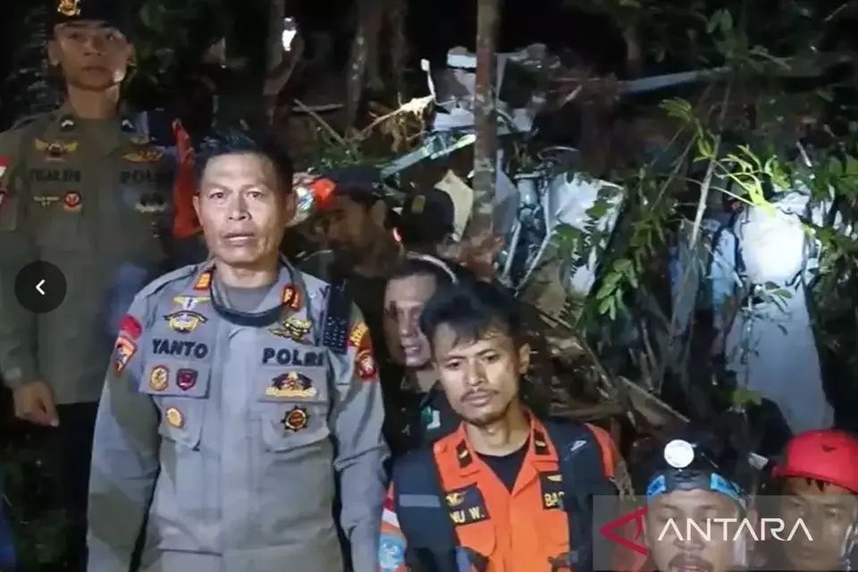 İndoneziyada radarlardan itən helikopter qəzaya uğrayıb, 8 nəfər həlak olub