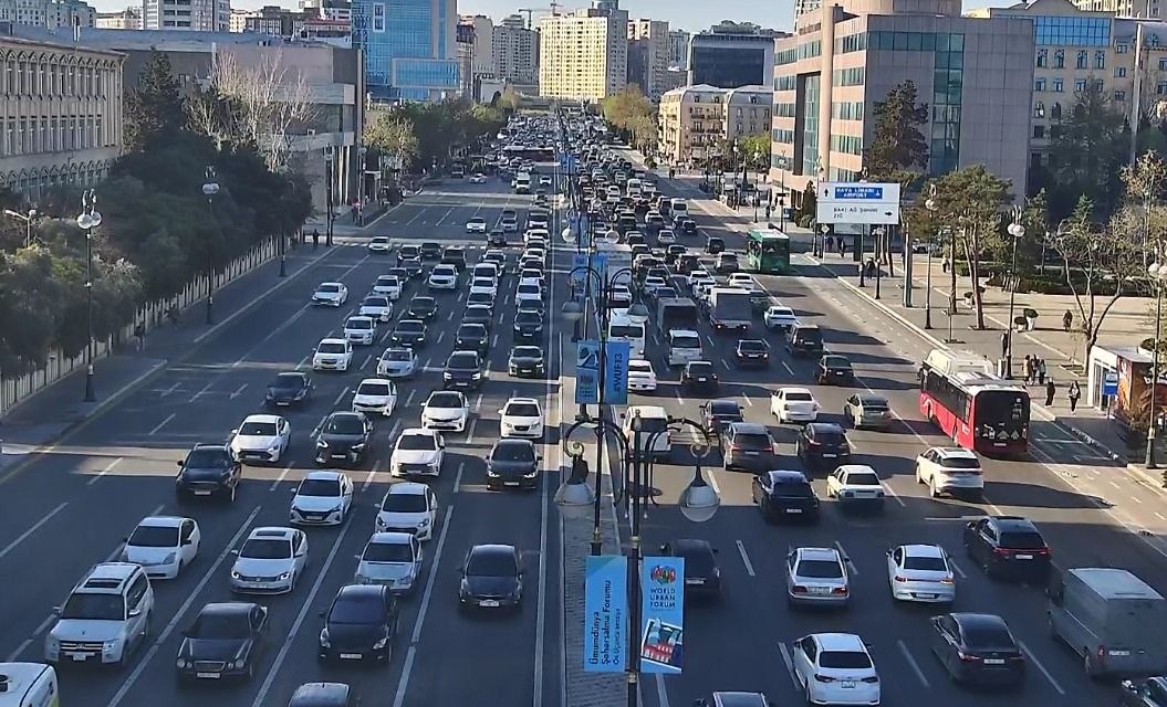 Bir sıra yollarda tıxac müşahidə olunur - SİYAHI