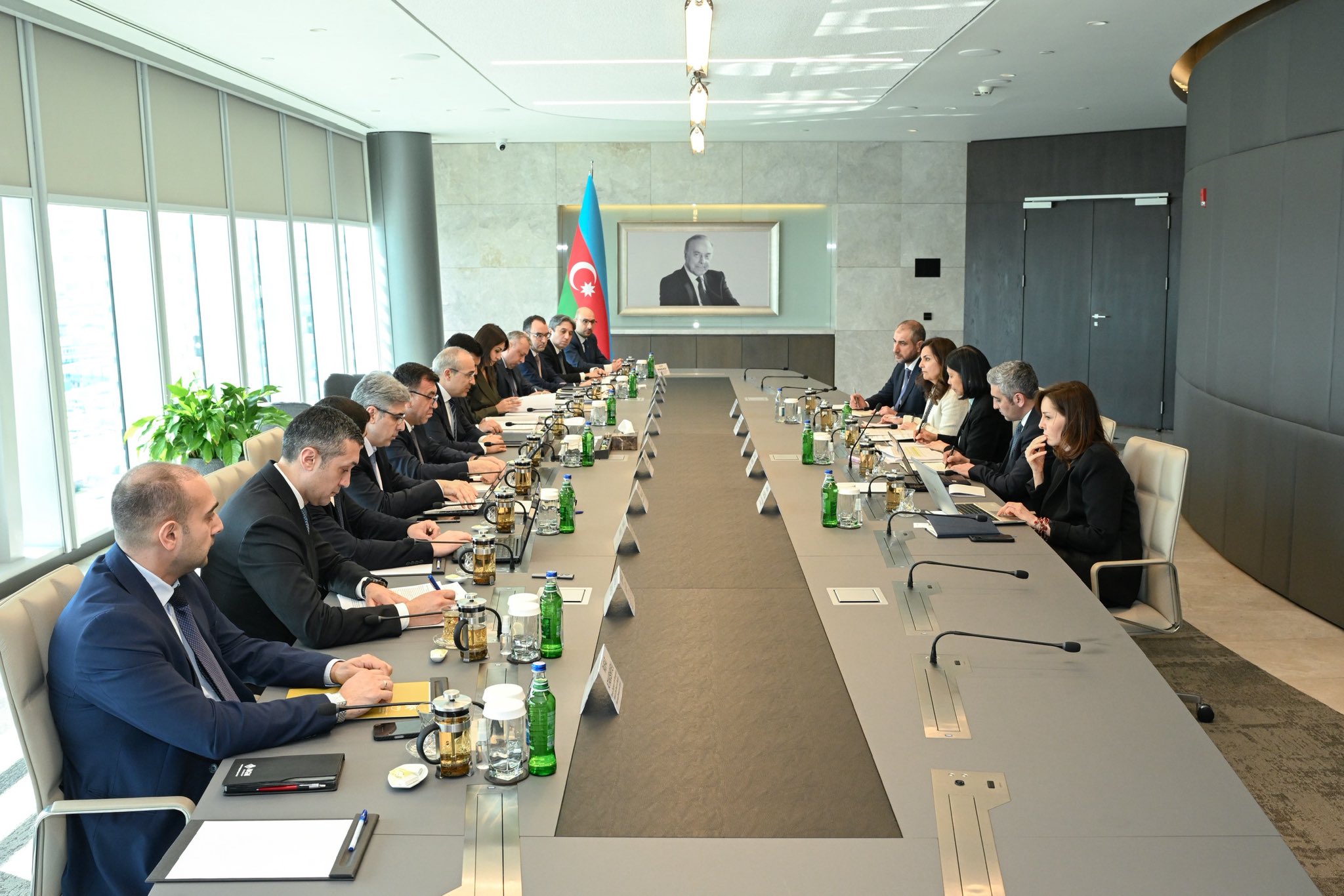 Azərbaycan və AİB arasında iqtisadi tərəfdaşlıq müzakirə olunub