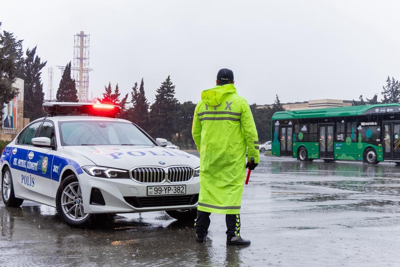 Yol polisi əlverişsiz hava şəraiti ilə bağlı sürücülərə müraciət edib