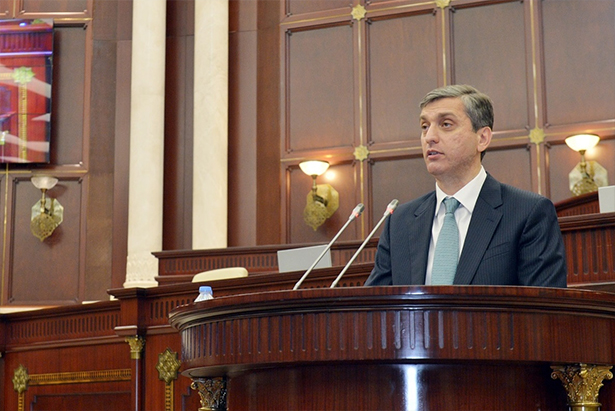 Vüqar Gülməmmədov Milli Məclisdə hesabat verir