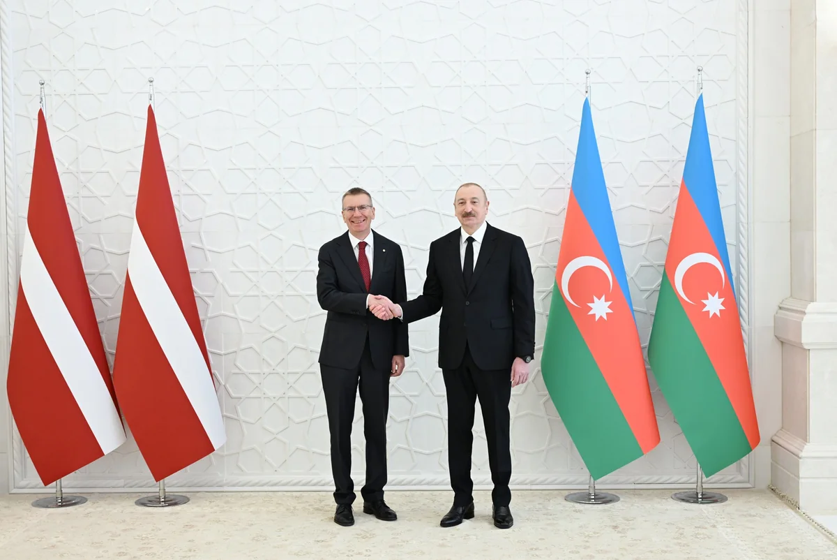 İlham Əliyev və Edqars Rinkeviçs mətbuata bəyanatlarla çıxış edirlər 