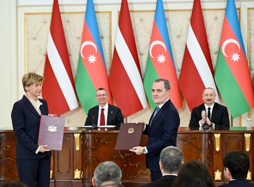 Ceyhun Bayramov latviyalı həmkarı ilə görüşüb