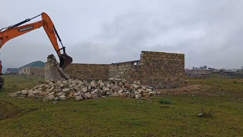 Gəncə və Göygöldə qanunsuz tikililər sökülüb 