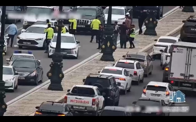 Qəzada xəsarət alan piyadanı yol polisi xəstəxanaya çatdırdı - VİDEO