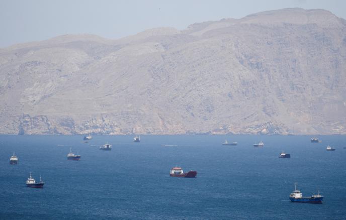 Son bir həftə ərzində Hörmüz boğazından 50-dən çox gəmi keçib