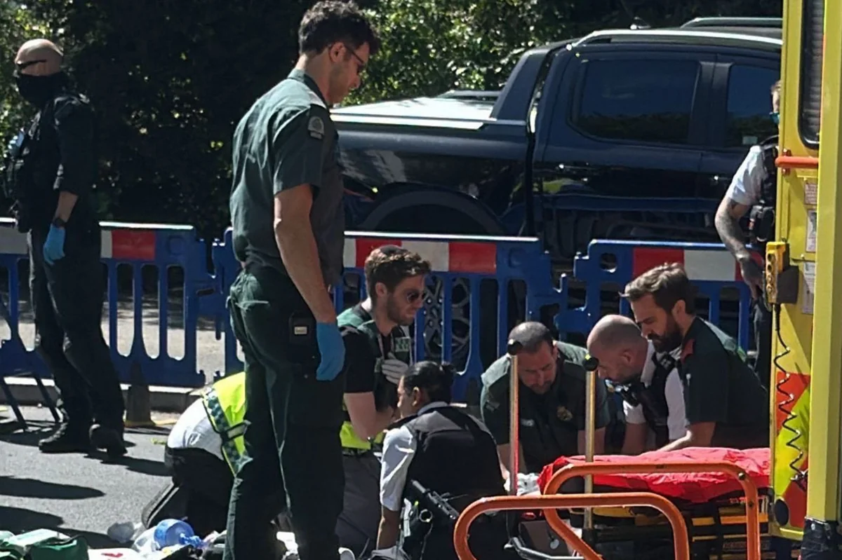 Londonda sinaqoqun qarşısında bıçaqlı hücum olub