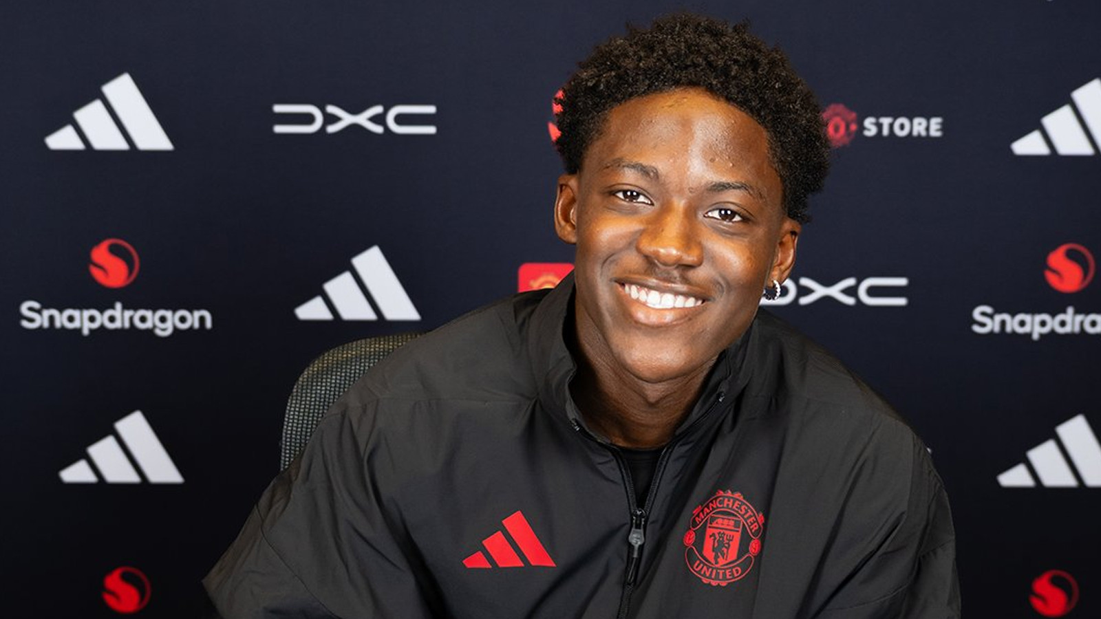 "Mançester Yunayted" yarımmüdafiəçisi ilə müqaviləni uzatdı 