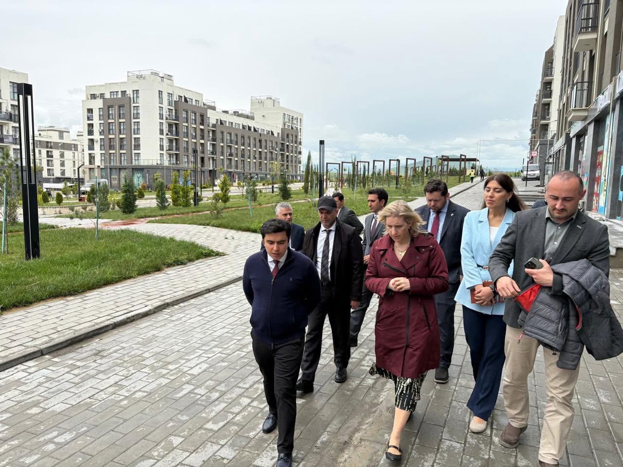 Emi Karlon Füzulidə bərpa işləri və sosial infrastrukturla tanış olub