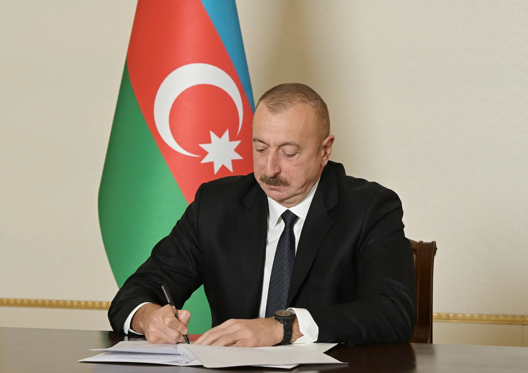 Azərbaycanda hüquqi aktların Dövlət Reyestrinə daxil edilməsi qaydası dəyişib