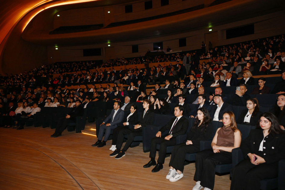 Heydər Əliyev Mərkəzində Ümummilli Lider Heydər Əliyevə həsr edilən “Bir səfərin izi ilə” filmi nümayiş olunub