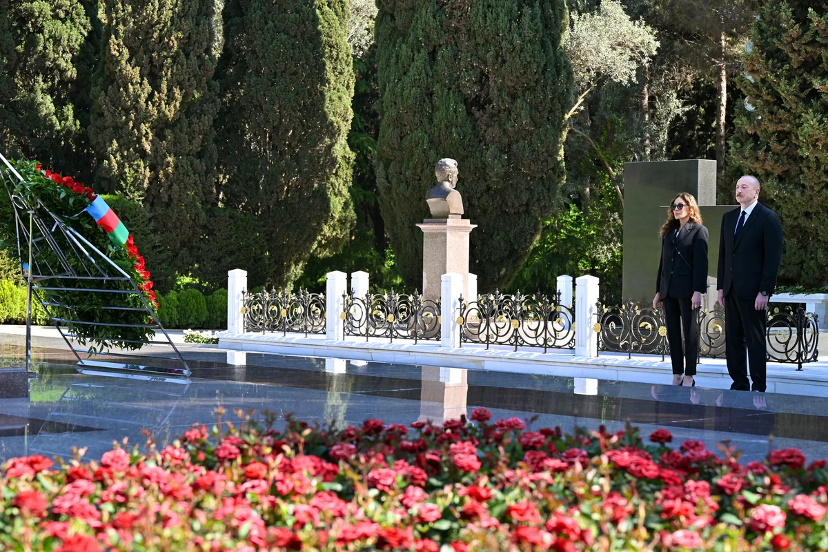 İlham Əliyev və Mehriban Əliyeva Ulu Öndər Heydər Əliyevin məzarını ziyarət ediblər