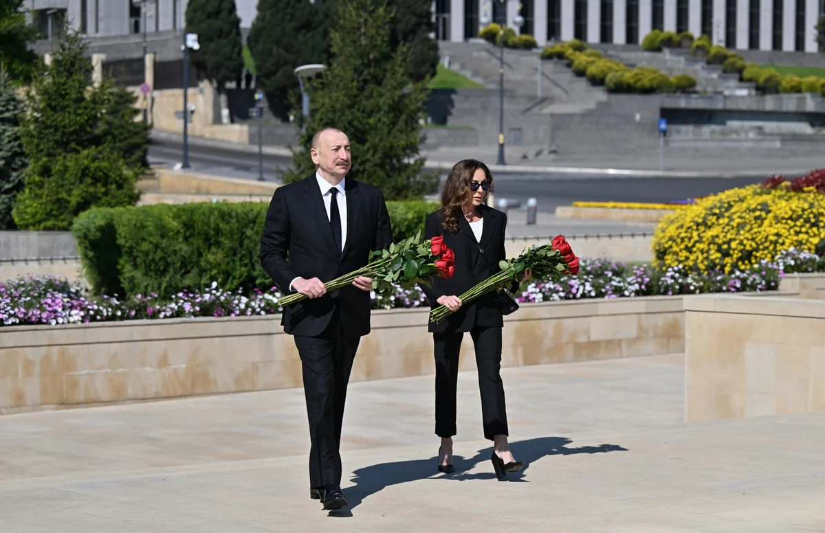 İlham Əliyev və Mehriban Əliyeva Həzi Aslanovun məzarını ziyarət ediblər