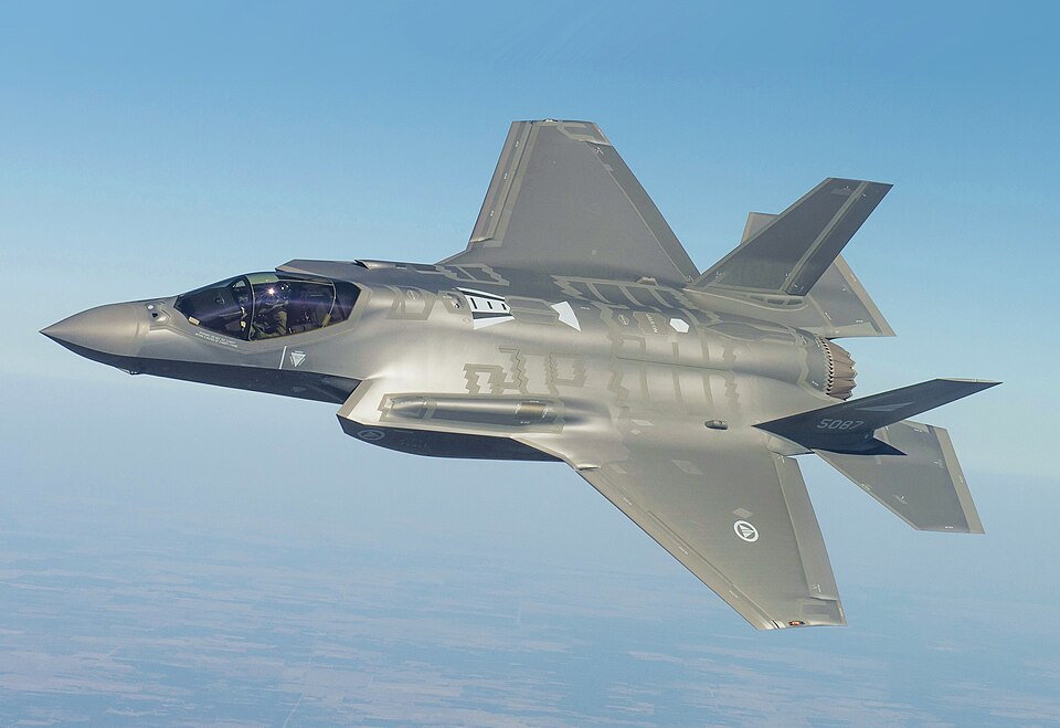 ABŞ-yə məxsus F-35 qırıcısı havada fövqəladə vəziyyət siqnalı verib