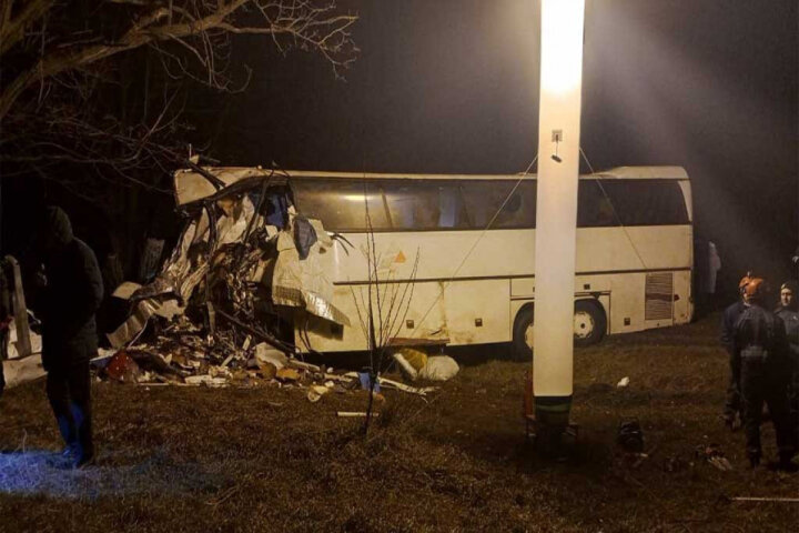 Rusiyada məktəb avtobusu yük maşını ilə toqquşub