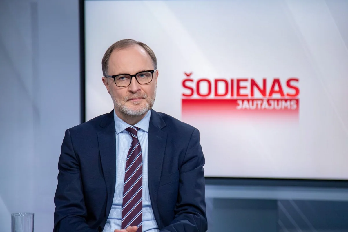 Latviyanın müdafiə naziri istefa verib