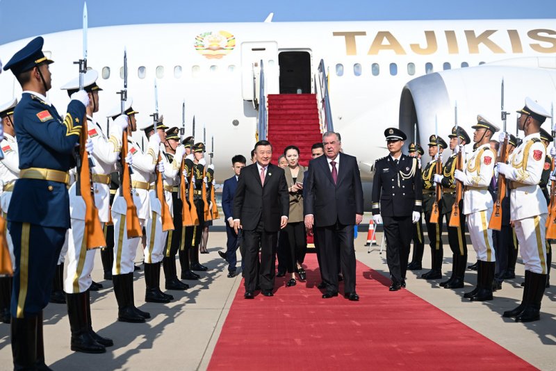 Tacikistan Prezidenti Çinə səfər edib