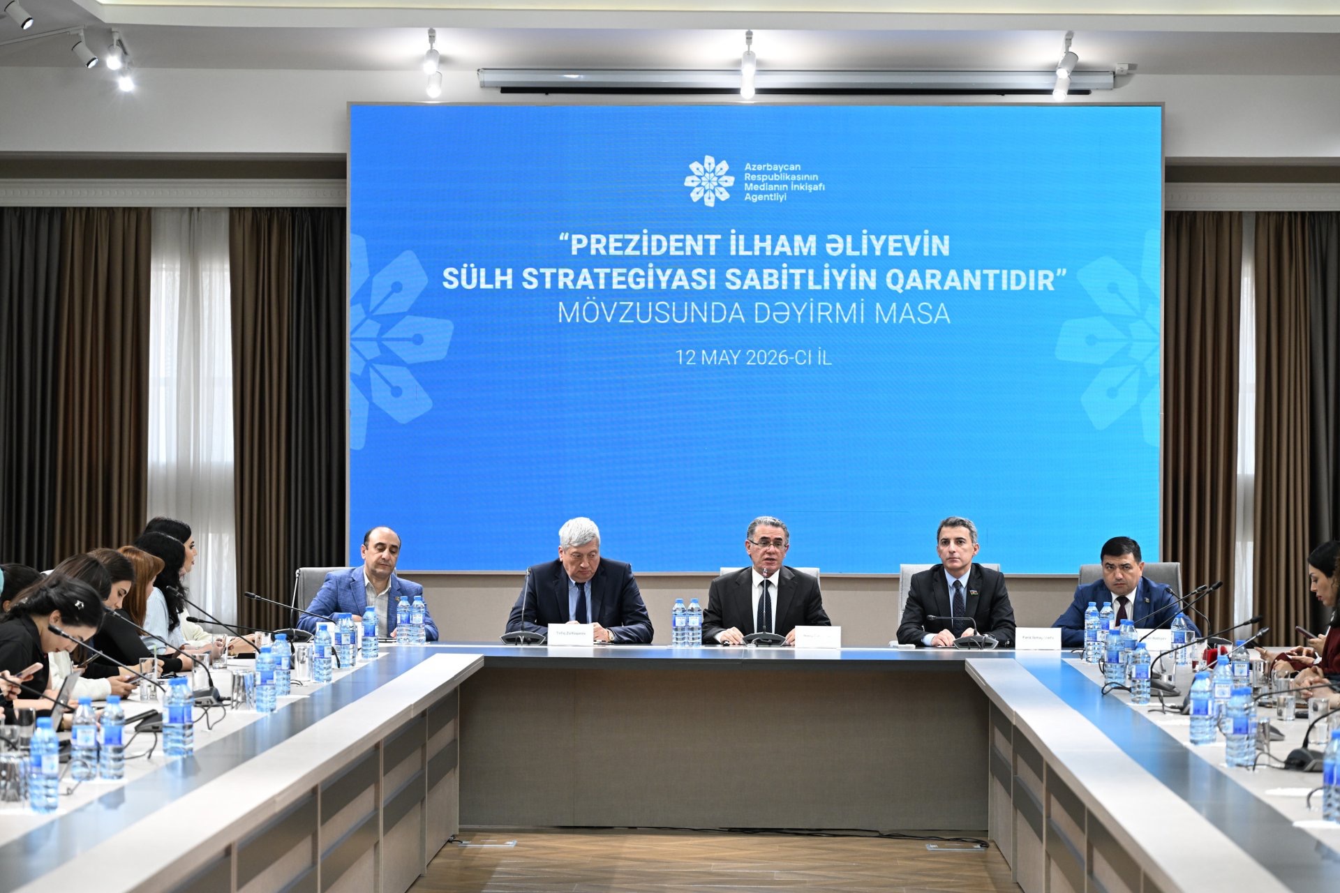  “Prezident İlham Əliyevin sülh strategiyası sabitliyin qarantıdır” mövzusunda dəyirmi masa təşkil edilib - Fotolar