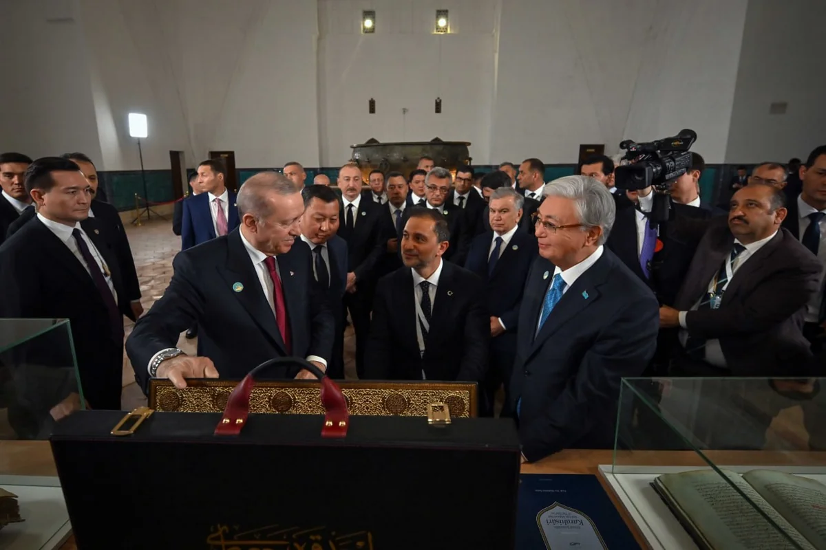 Ərdoğan Əhməd Yəsəvi məqbərəsinə qədim əlyazma Quran bağışlayıb