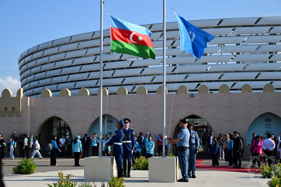 WUF13-də Azərbaycanın və BMT-nin bayraqlarının endirilməsi mərasimi keçirilib