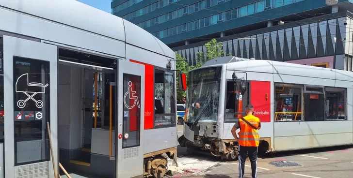 Almaniyada iki tramvayın toqquşması nəticəsində 27 nəfər xəsarət alıb