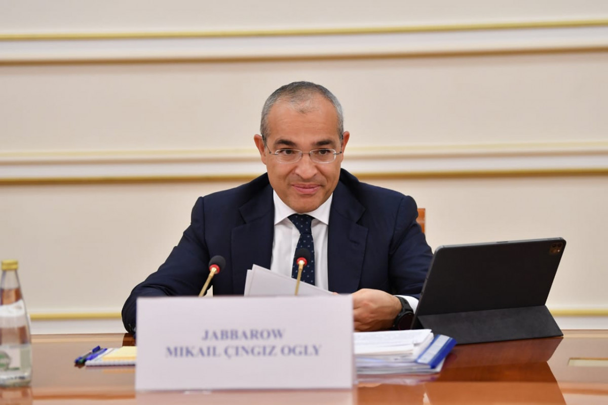 Mikayıl Cabbarov qızıl medal qazanan idmançını təbrik edib