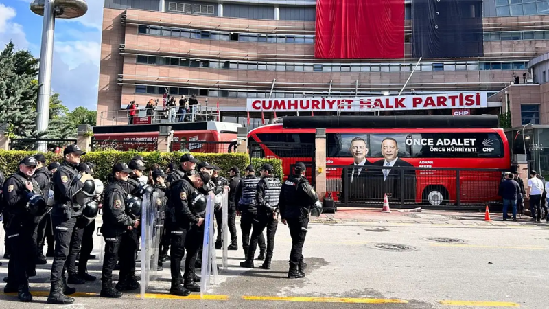 CHP-nin Ankaradakı qərargahında gərginlik yaşanıb