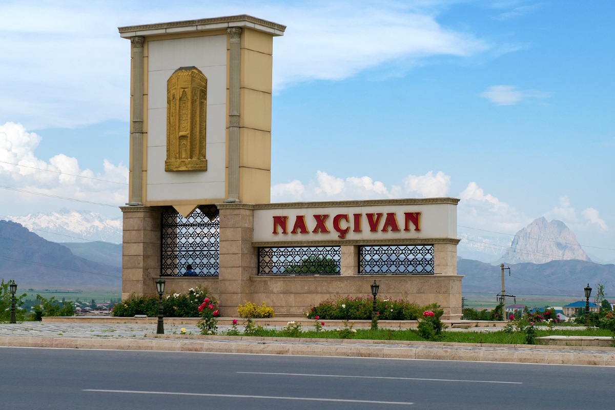 Naxçıvanda yol nişanları yenilənir
