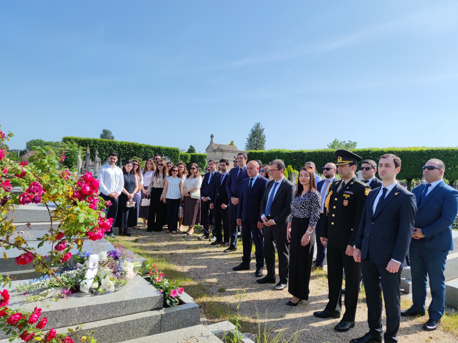 Azərbaycanın Fransa səfirliyinin əməkdaşları Topçubaşovun məzarını ziyarət ediblər