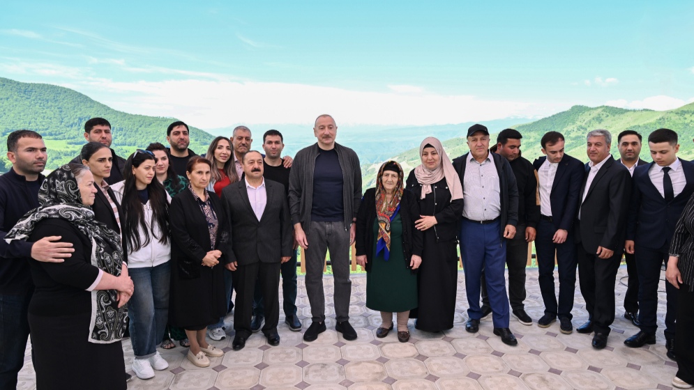 Prezident İlham Əliyev Şuşanın Böyük Qaladərəsi kəndində görülən işlərlə tanış olub, sakinlərlə görüşüb - YENİLƏNİB