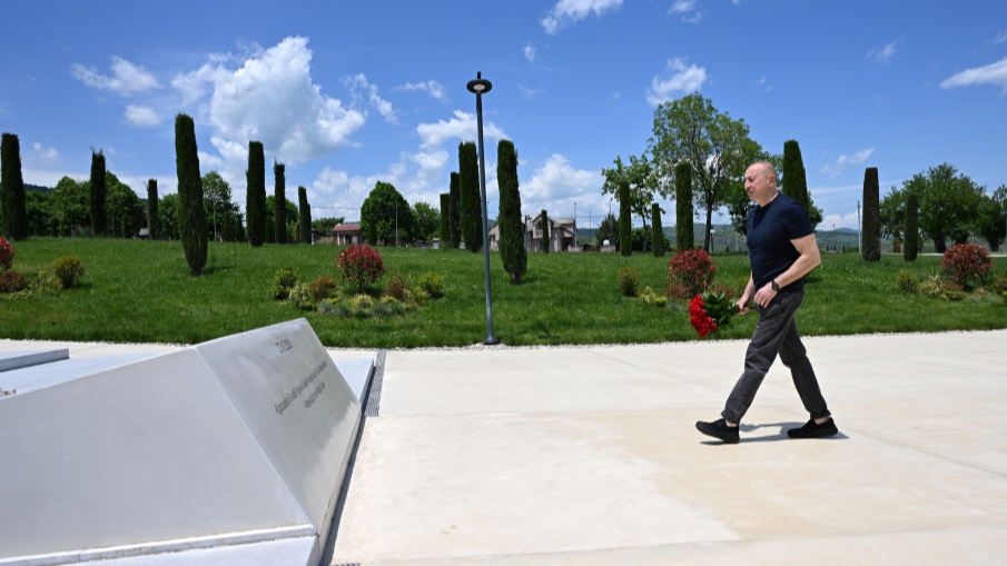 Prezident İlham Əliyev Xankəndi şəhərində Zəfər tağının önünə gül dəstələri düzüb