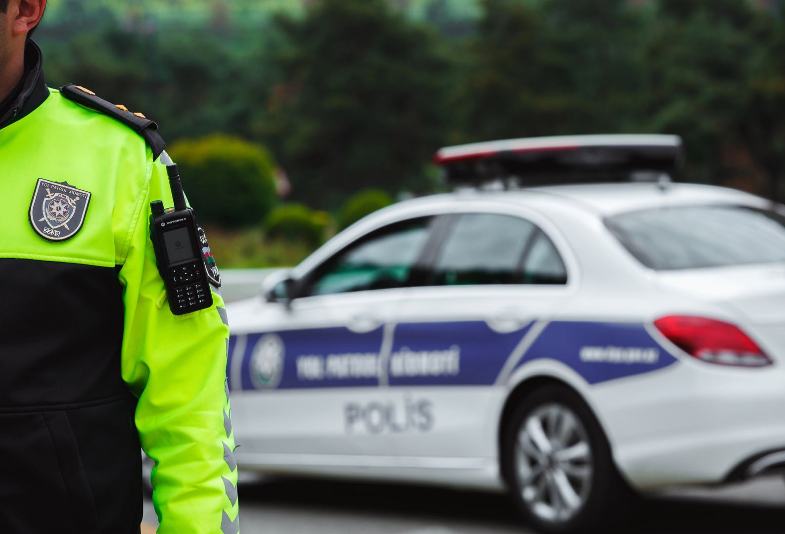 Yol Polisi küləkli hava ilə bağlı yol hərəkəti iştirakçılarına müraciət edib