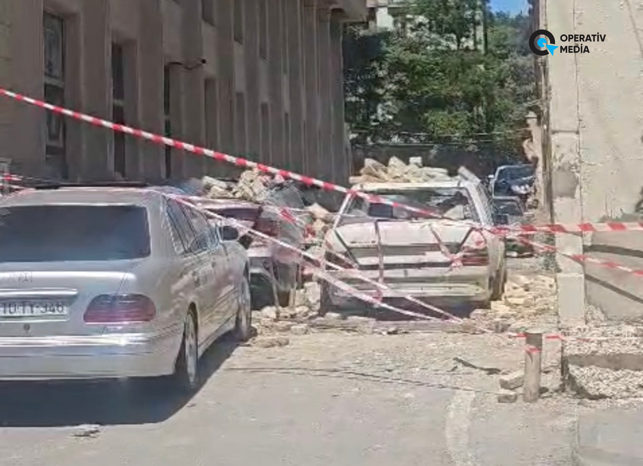 Nərimanovda binanın fasadı avtomobillərin üzərinə düşüb - VİDEO