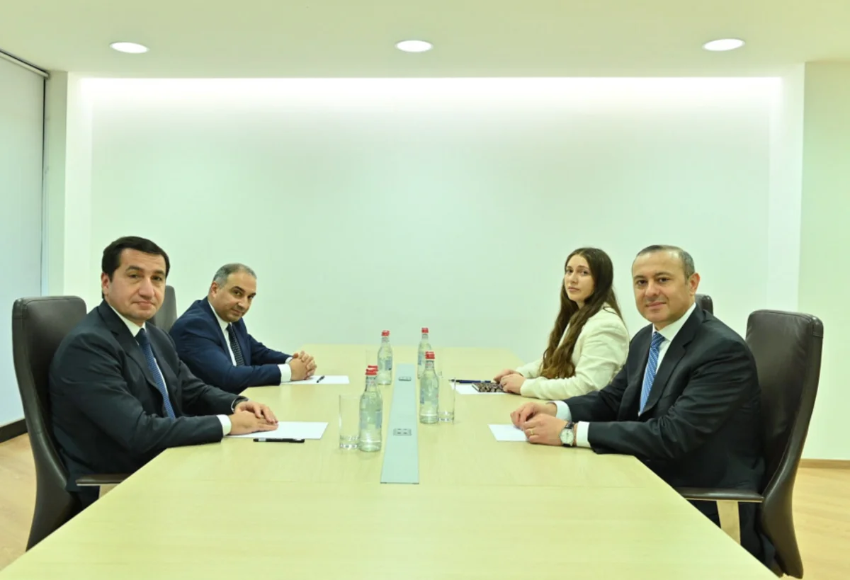 Hikmət Hacıyev ilə Armen Qriqoryan arasında işgüzar görüş keçirilib