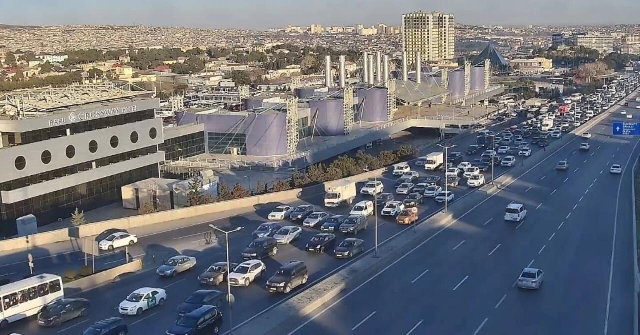 Bakının bir sıra yollarında tıxac yaranıb