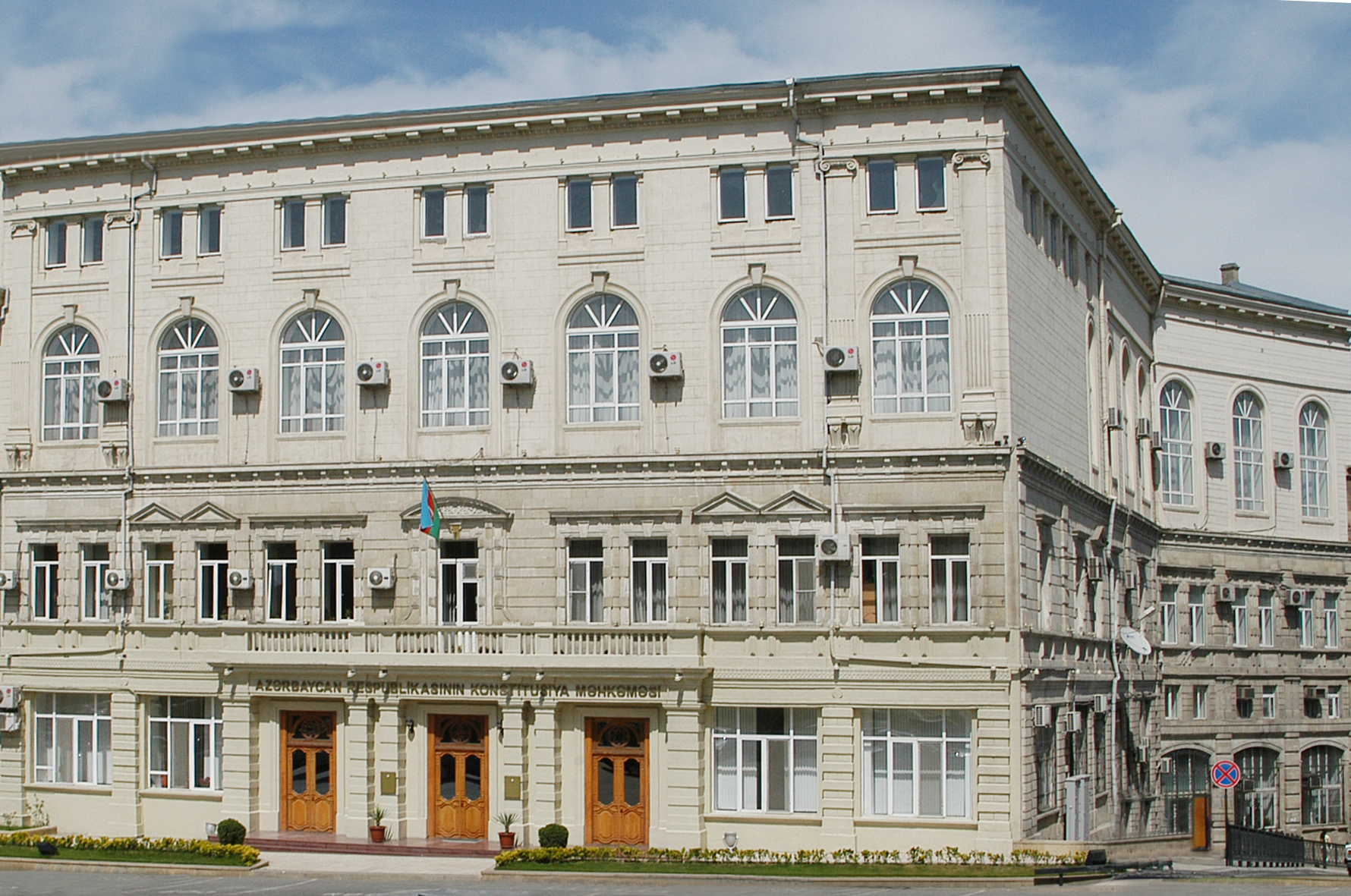 Konstitusiya Məhkəməsi: Borc müqaviləsi və onun şərtləri yazılı sübutlarla təsdiq edilməlidir