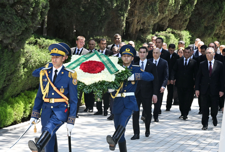 Türkmənistan Prezidenti Fəxri xiyabanda Ümumilli Lider Heydər Əliyevin məzarını ziyarət edib