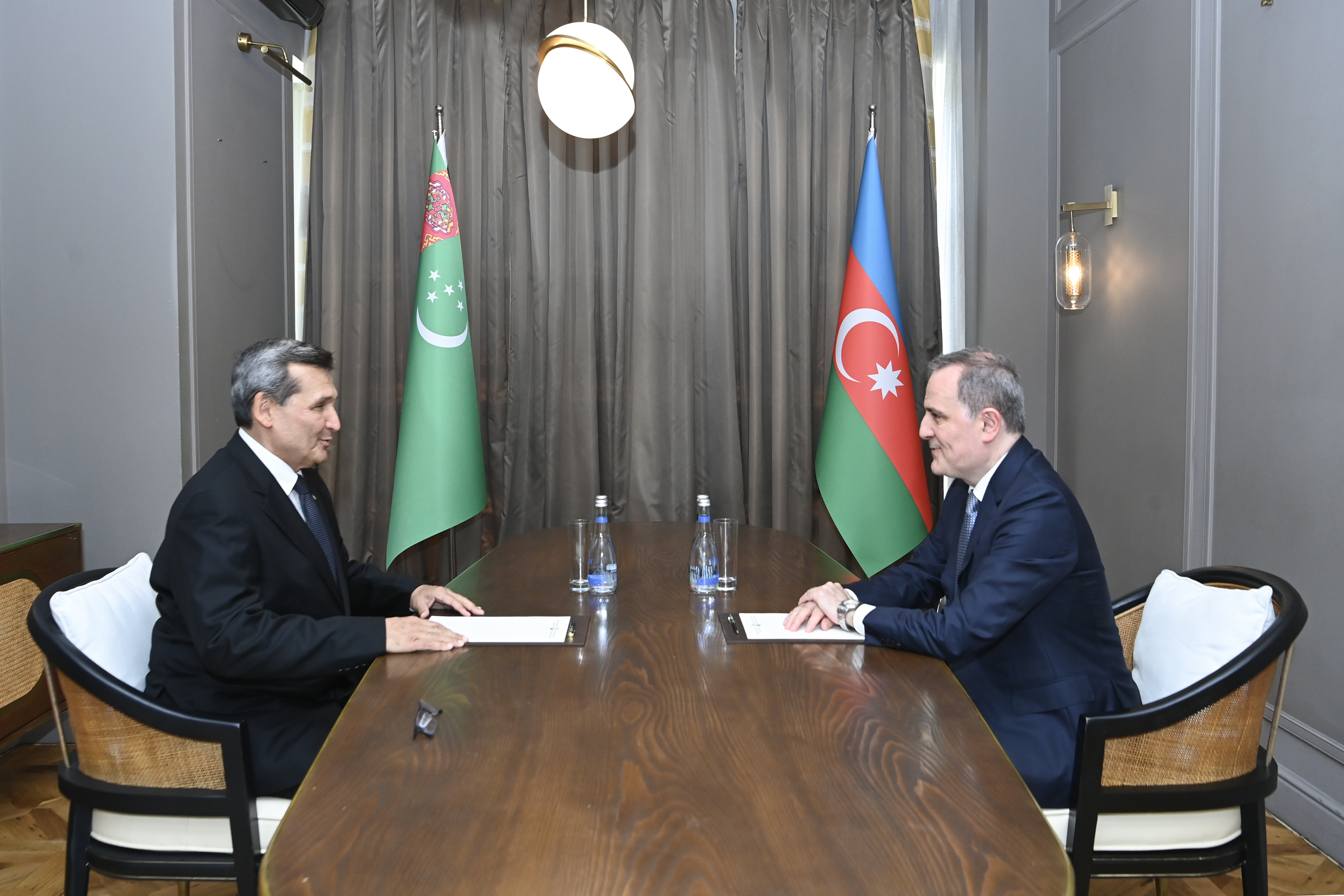 Ceyhun Bayramov türkmənistanlı həmkarı ilə görüş keçirib