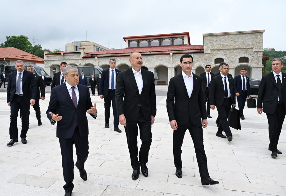 İlham Əliyev və Sərdar Berdiməhəmmədov Şuşada Azərbaycanın tanınmış şəxsiyyətlərinin işğal dövründə güllələnmiş büstlərinə baxıblar
