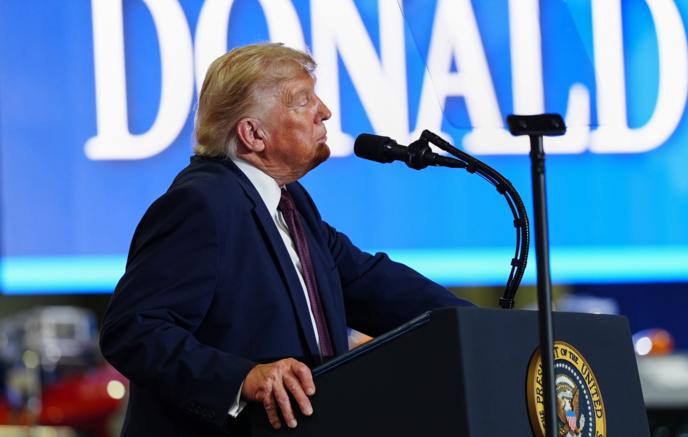Donald Tramp transgender idmançıların qadın kateqoriyasında çıxışına qarşı çıxdı