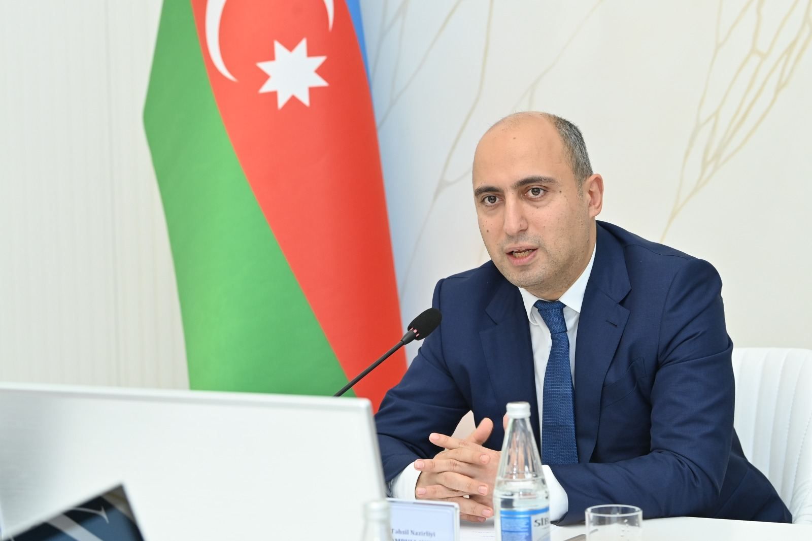 Emin Əmrullayev müsahibəsindən sonra səsləndirilən fikirlərlə bağlı paylaşım edib