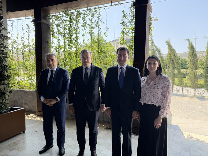 Hikmət Hacıyev Makronun müşaviri ilə regional prosesləri müzakirə edib